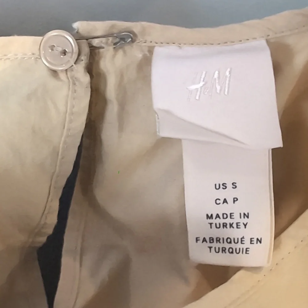 H&M Cream Ruffle Detail Blouse Womens Size Small Long Sleeve Smocked Cuffs - Picture 12 of 15